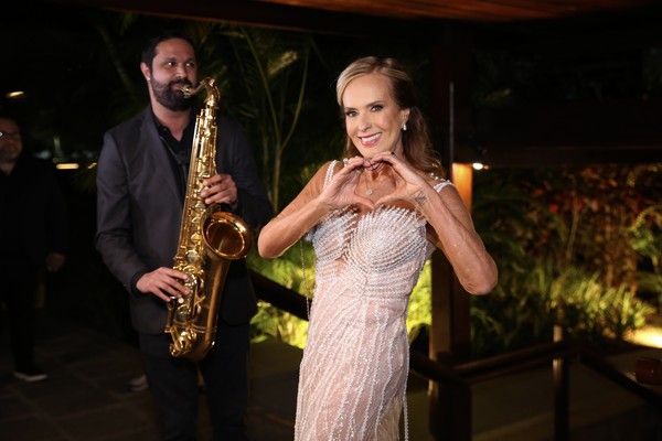Eterna Garota de Ipanema, Helô Pinheiro celebra 80 com festão no Rio ...