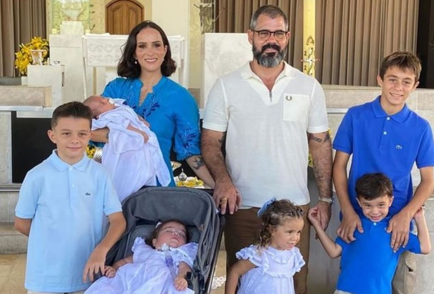juliano-cazarr-posa-para-foto-com-os-seis-filhos-e-homenageia-a-fam-lia