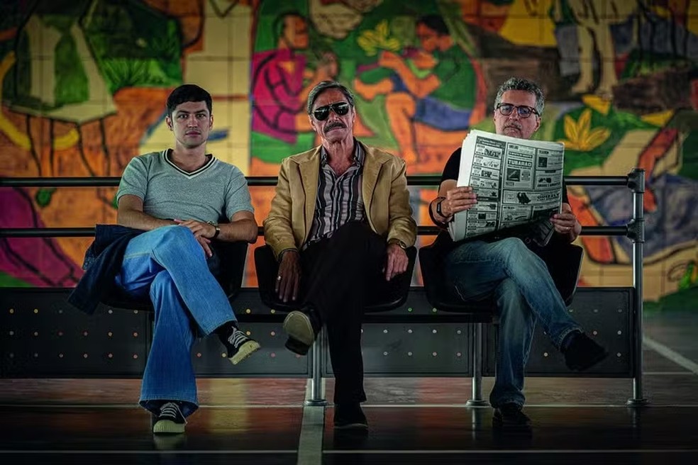 Gabriel Leone, Roney Villela, e o diretor Kleber Mendonça Filho — Foto: Divulgação/Victor Jucá