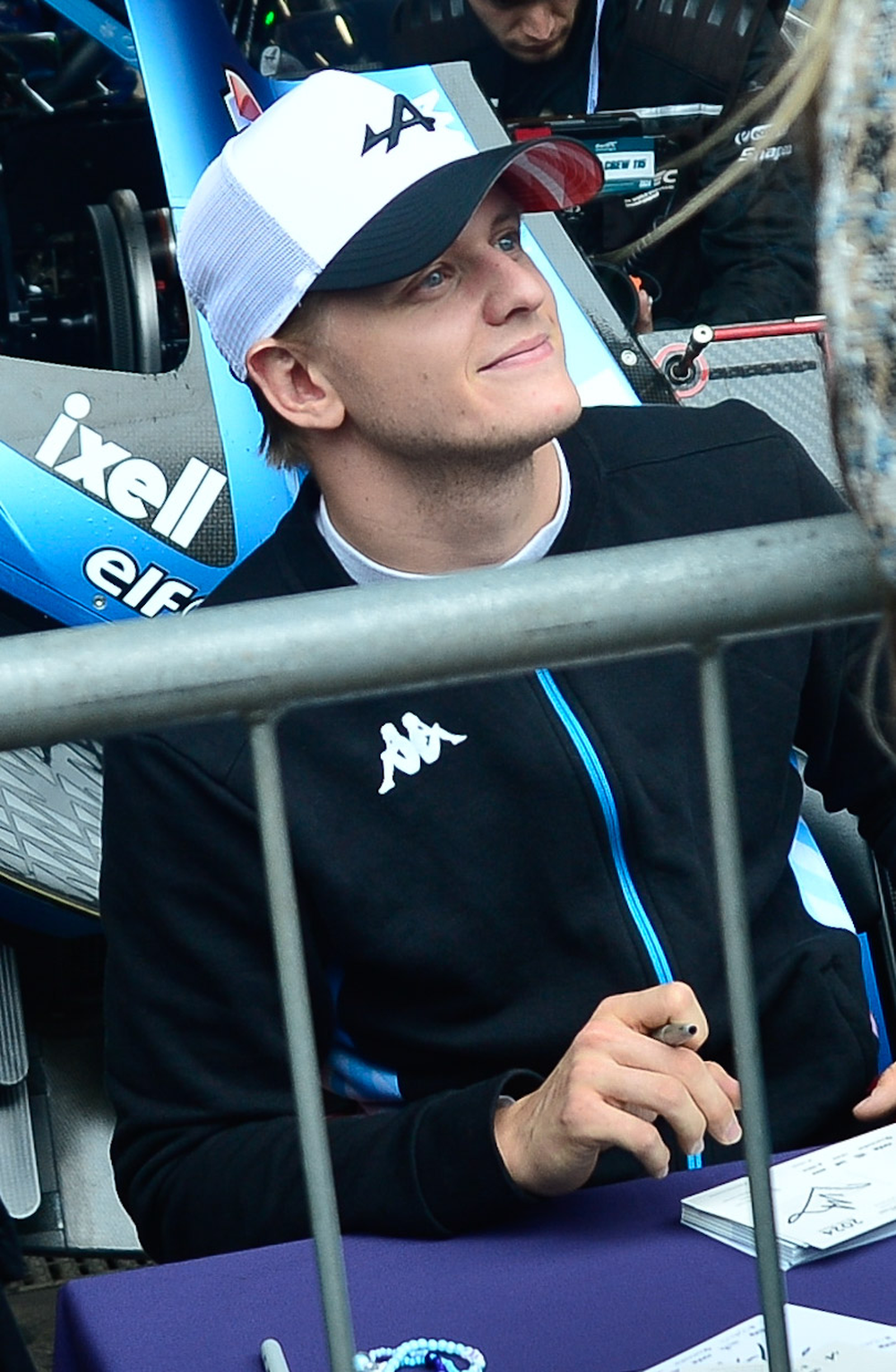 Filho de Michael Schumacher distribui autógrafos em Interlagos