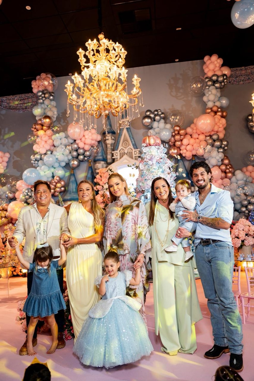 Virginia Fonseca e Zé Felipe reúnem famílias para celebrar Maria Flor — Foto: Rodolfo Santos
