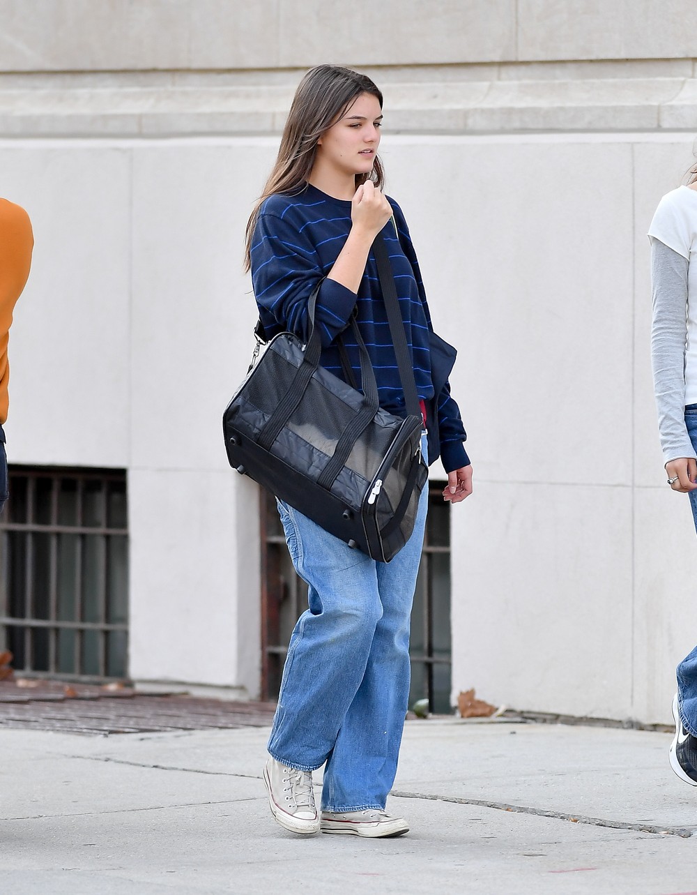 Suri Noelle, filha de Tom Cruise e Katie Holmes, passeia com gata em
