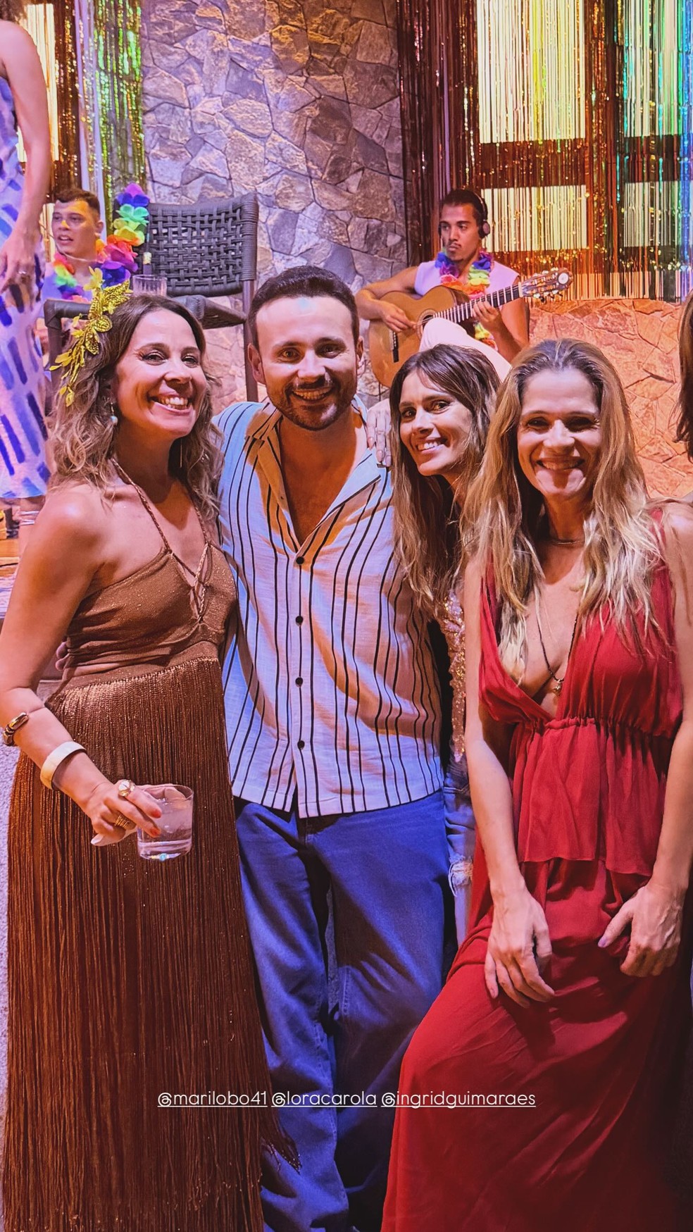 A aniversariante, Mariana Lobo, com Leo Fuchs, Carolina Dieckkmann e Ingrid Guimarães — Foto: Reprodução/Instagram