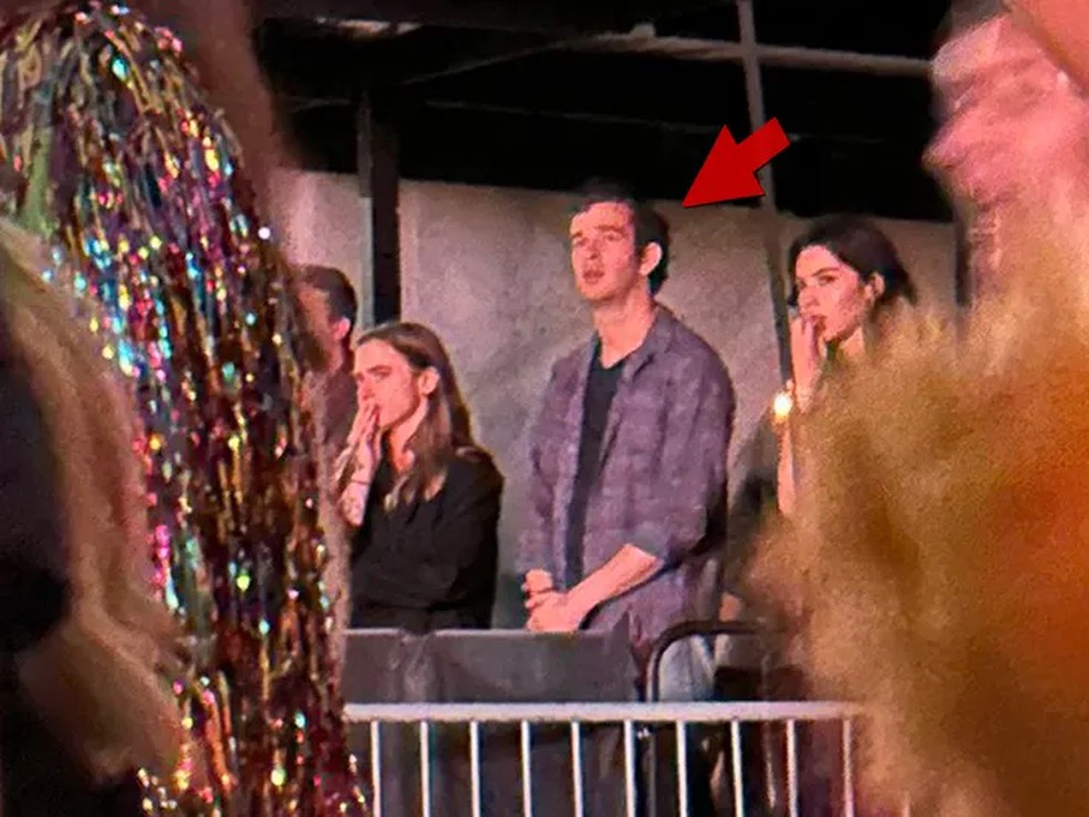 Matt Healy é visto em show de Taylor Swift no Tennesse — Foto: Reprodução/Twitter 
