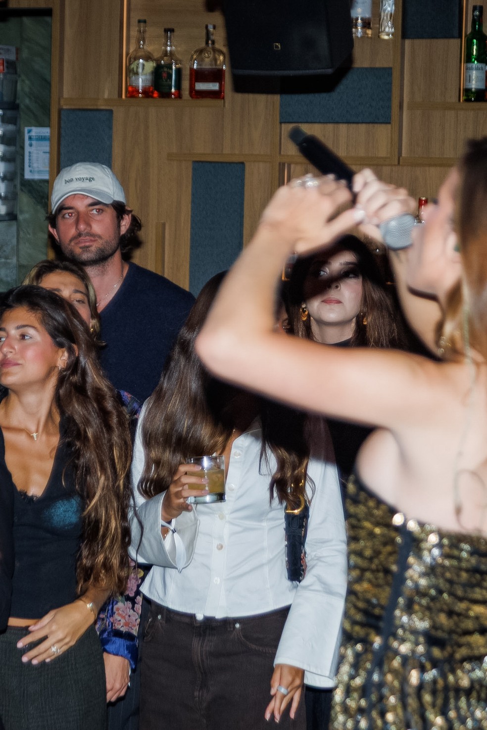 Recém-casados, Conor Kennedy tieta Giulia Be em show — Foto: Clayton Felizardo/Brazilnews