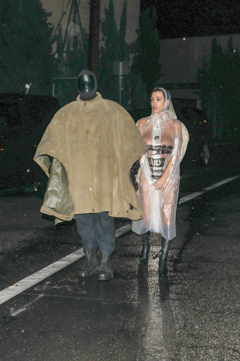 Kanye West Aparece Mascarado Ao Lado Da Mulher Bianca Censori Nua 
