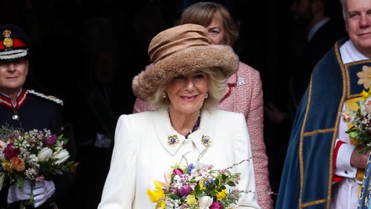 Rainha Camilla confessa que assistiu a primeira temporada da série 'Bridgerton'