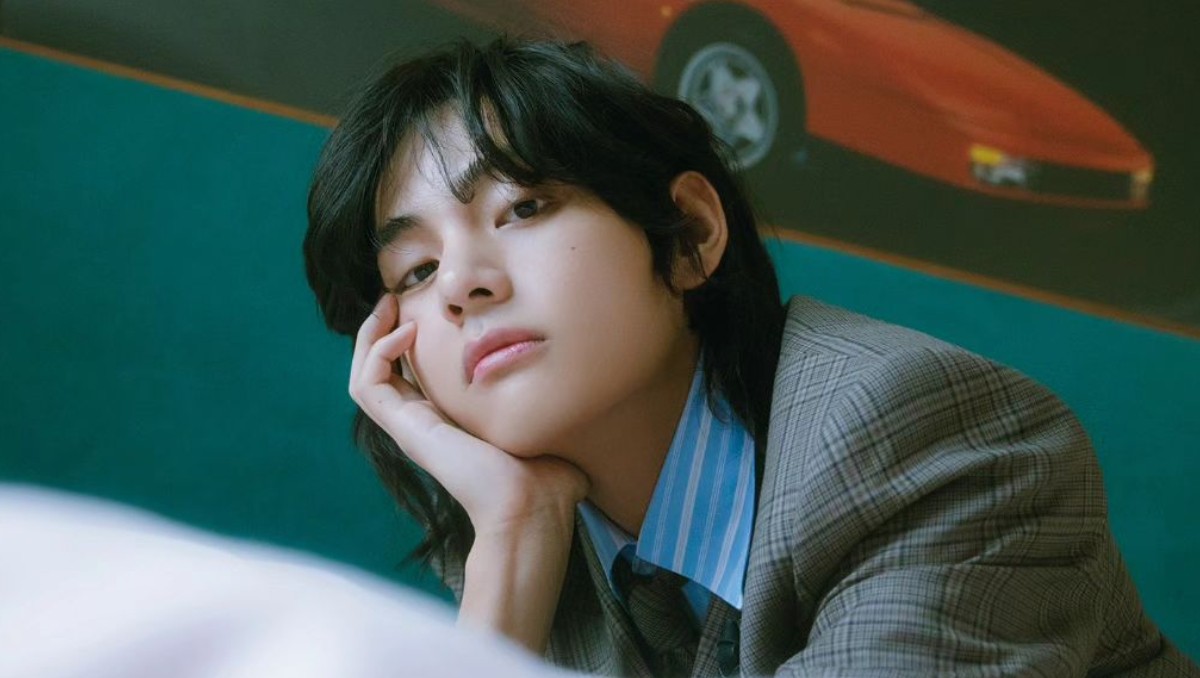 アイドル BTS V V, do BTS, escuta música brasileira em live e surpreende fãs