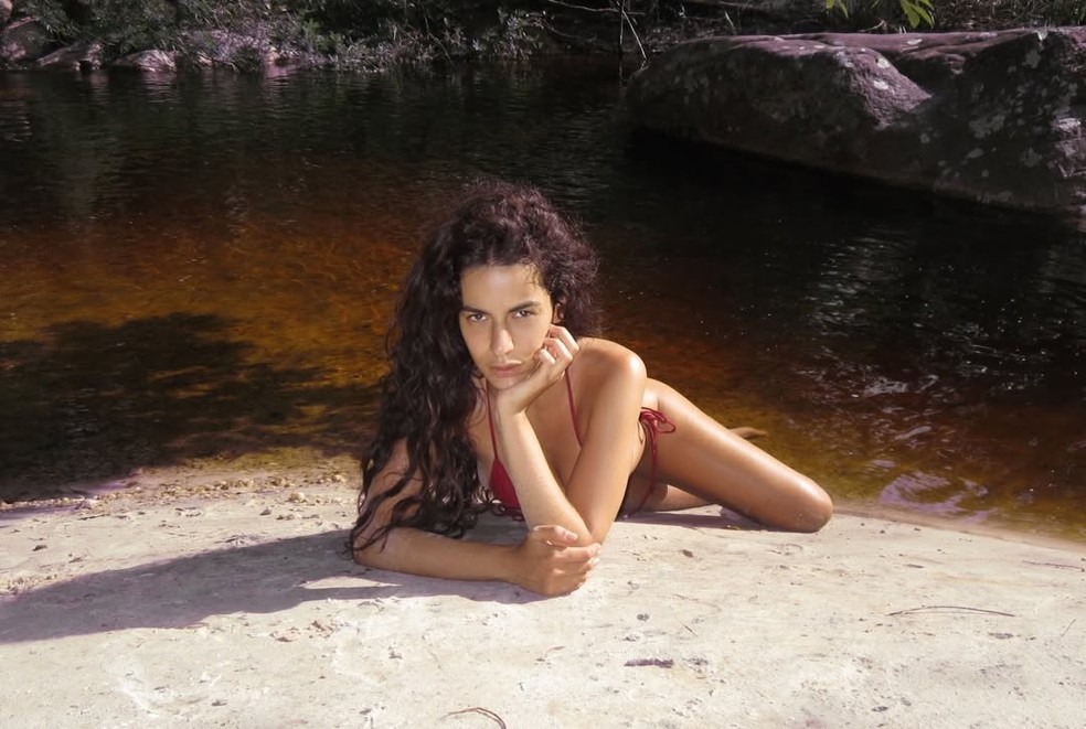 Marina Sena impressiona fãs com ensaio de biquíni na cachoeira — Foto: Reprodução/Instagram