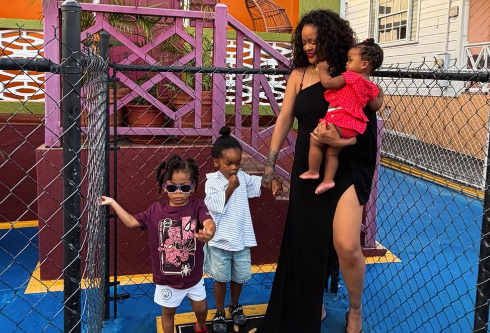 Rihanna volta à cidade natal e mostra antiga casa aos filhos — Foto: Reprodução/Instagram