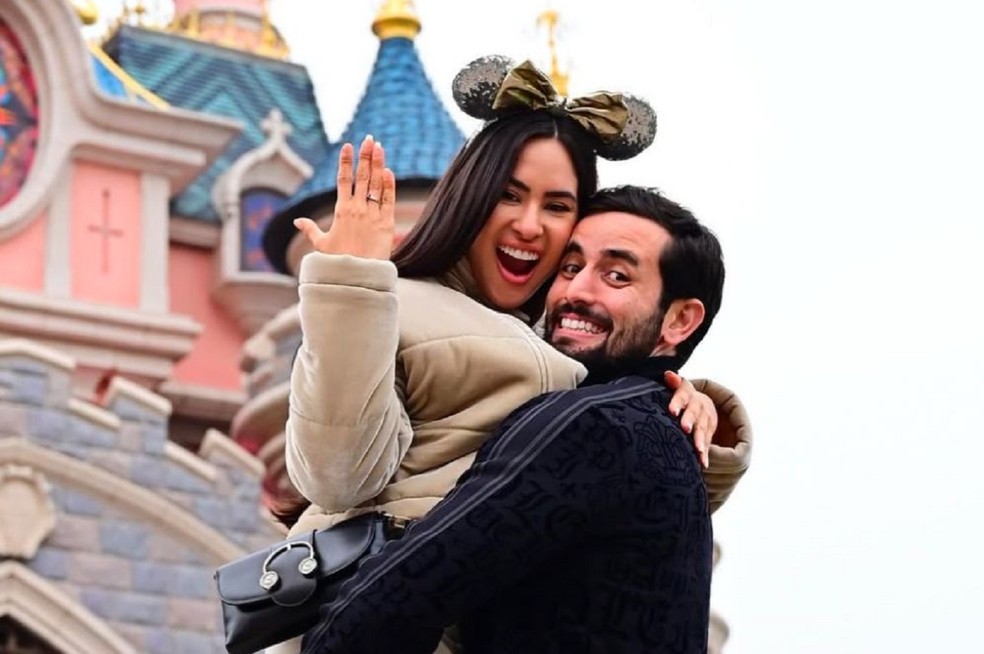 Isabelle e Matteus em pedido de casamento na Disney de Paris — Foto: Reprodução/Instagram