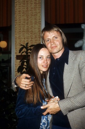 John Voight e Marcheline Bertrand, pais de Angelina Jolie, em 1977