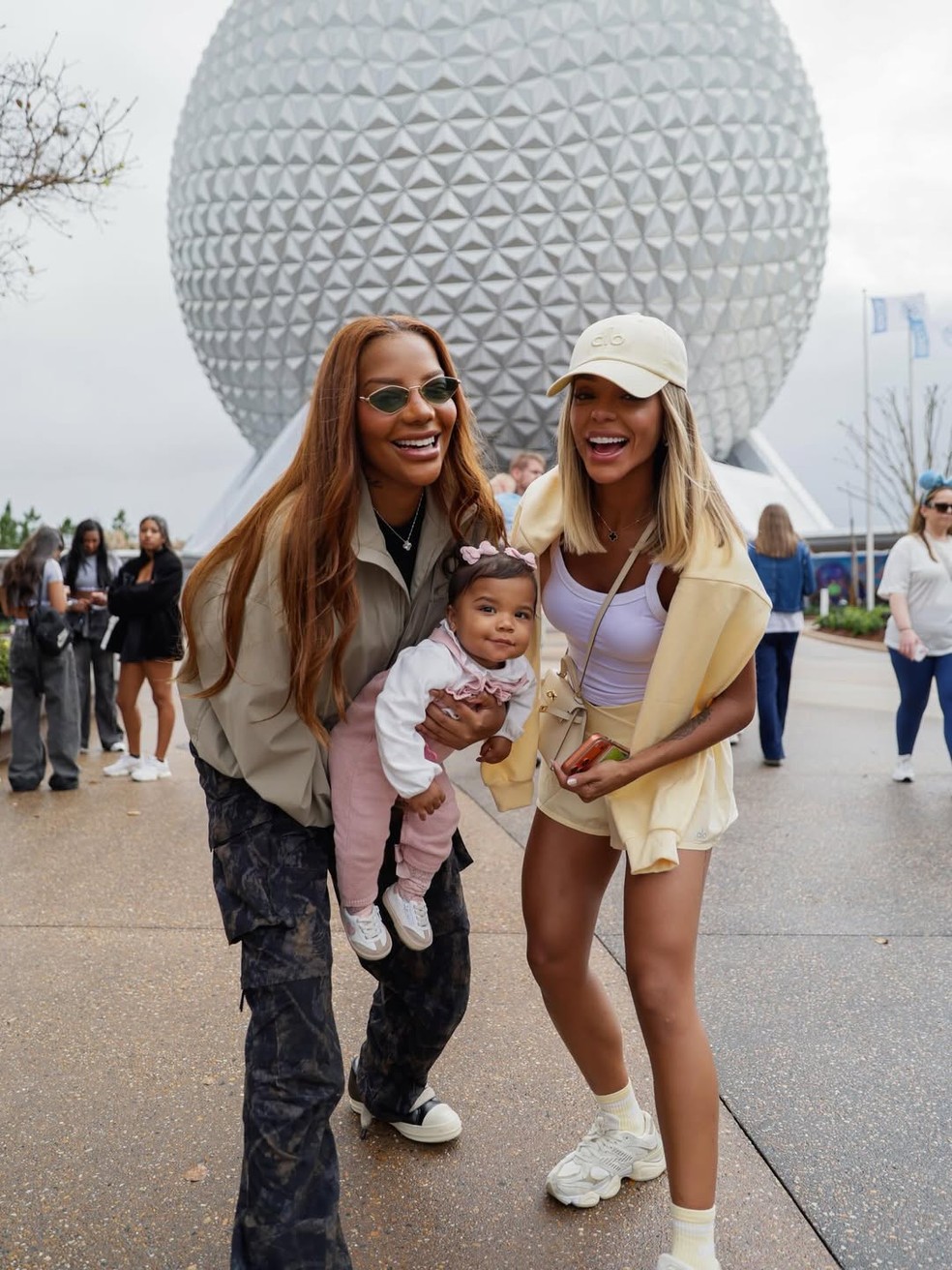 Ludmilla abre álbum de fotos com a esposa e a filha, Zuri, rouba a cena — Foto: Reprodução/Instagram