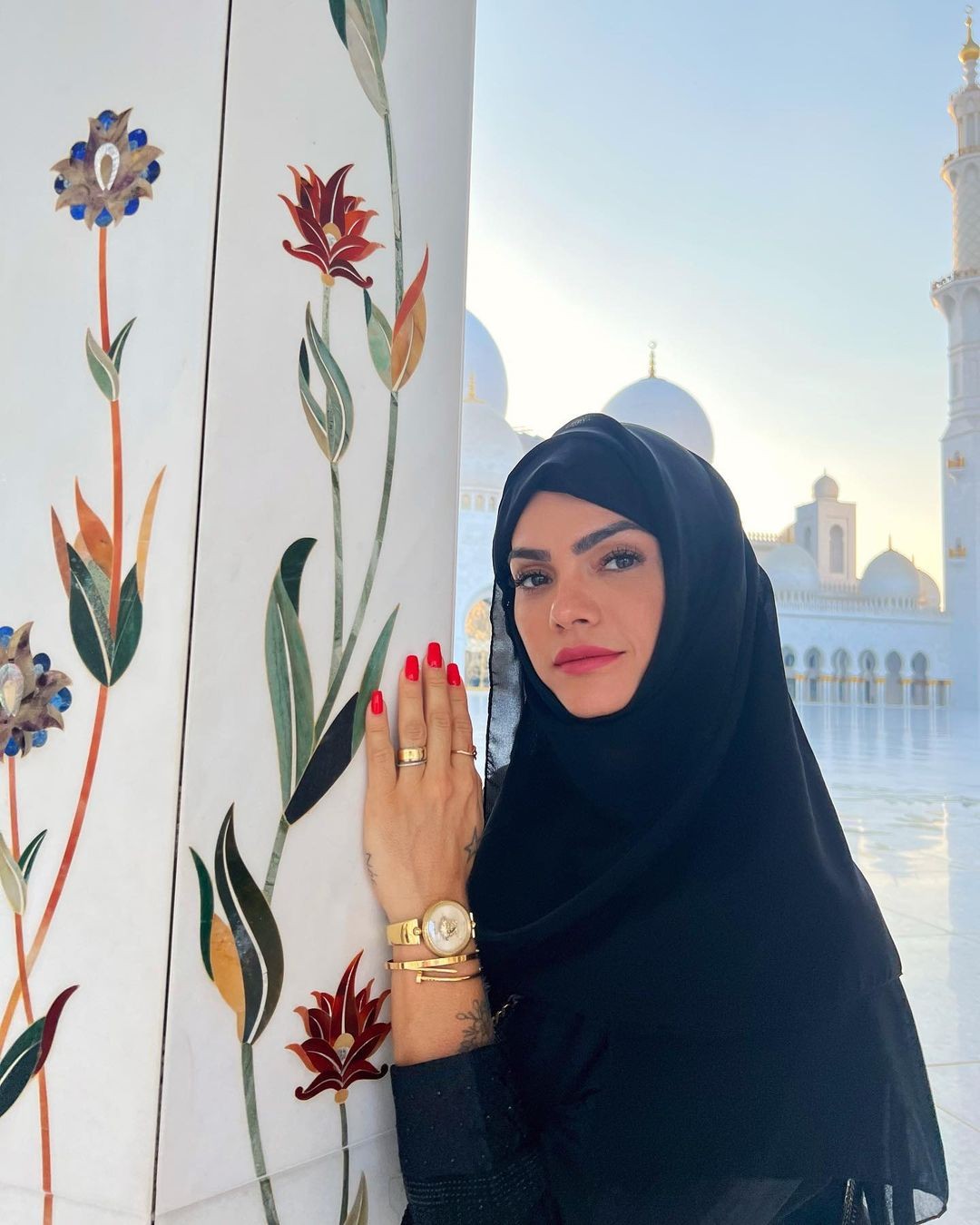 Kelly Key ostenta tanquinho de biquíni em praia de Dubai