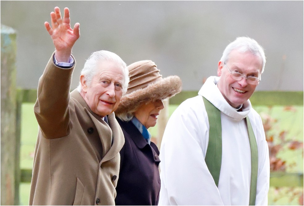 Rei Charles III faz caminhada com Rainha Camila e Sacerdote — Foto: Getty Images