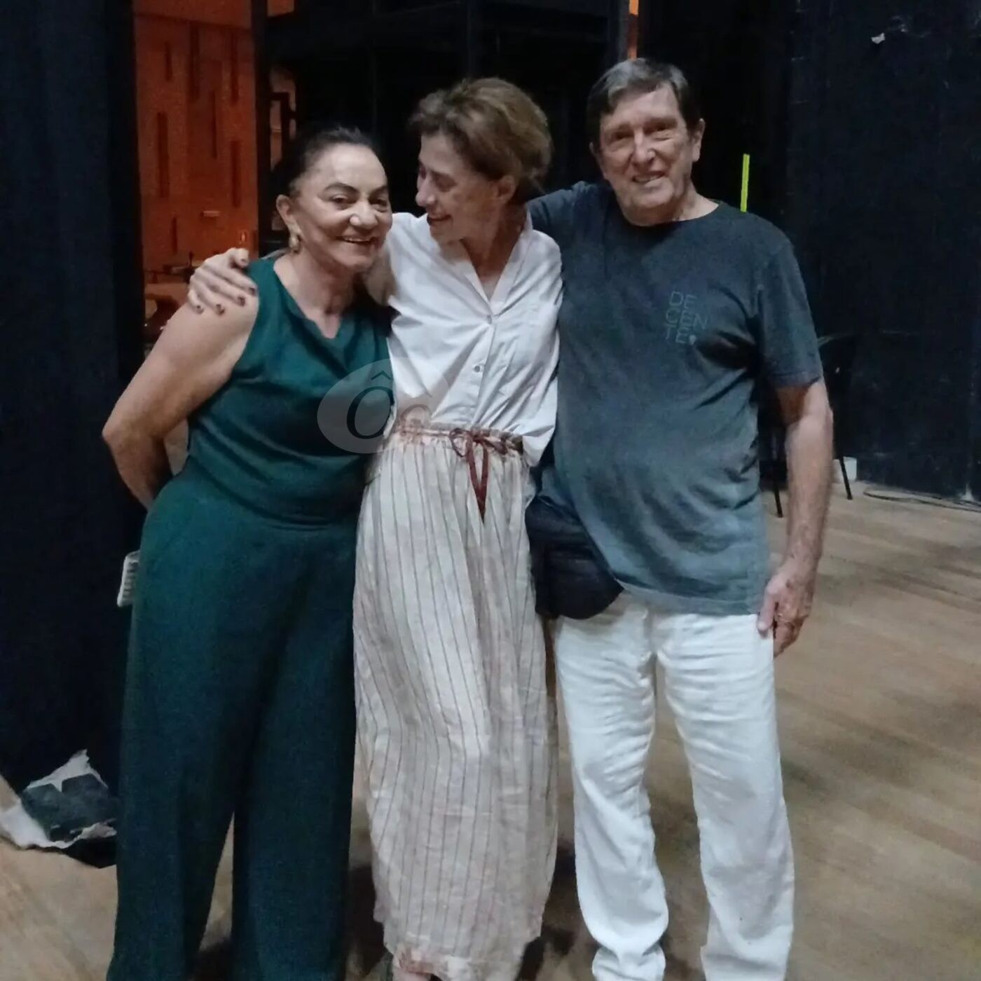 Fernanda Torres recebe pais de Wagner Moura e Vladimir Brichta após espetáculo em Salvador