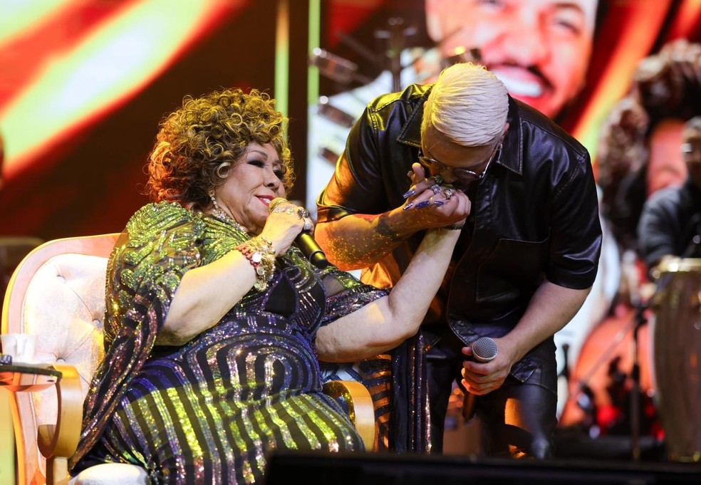 Belo e Rayane Figliuzzi trocam carícias durante show de Alcione em ...