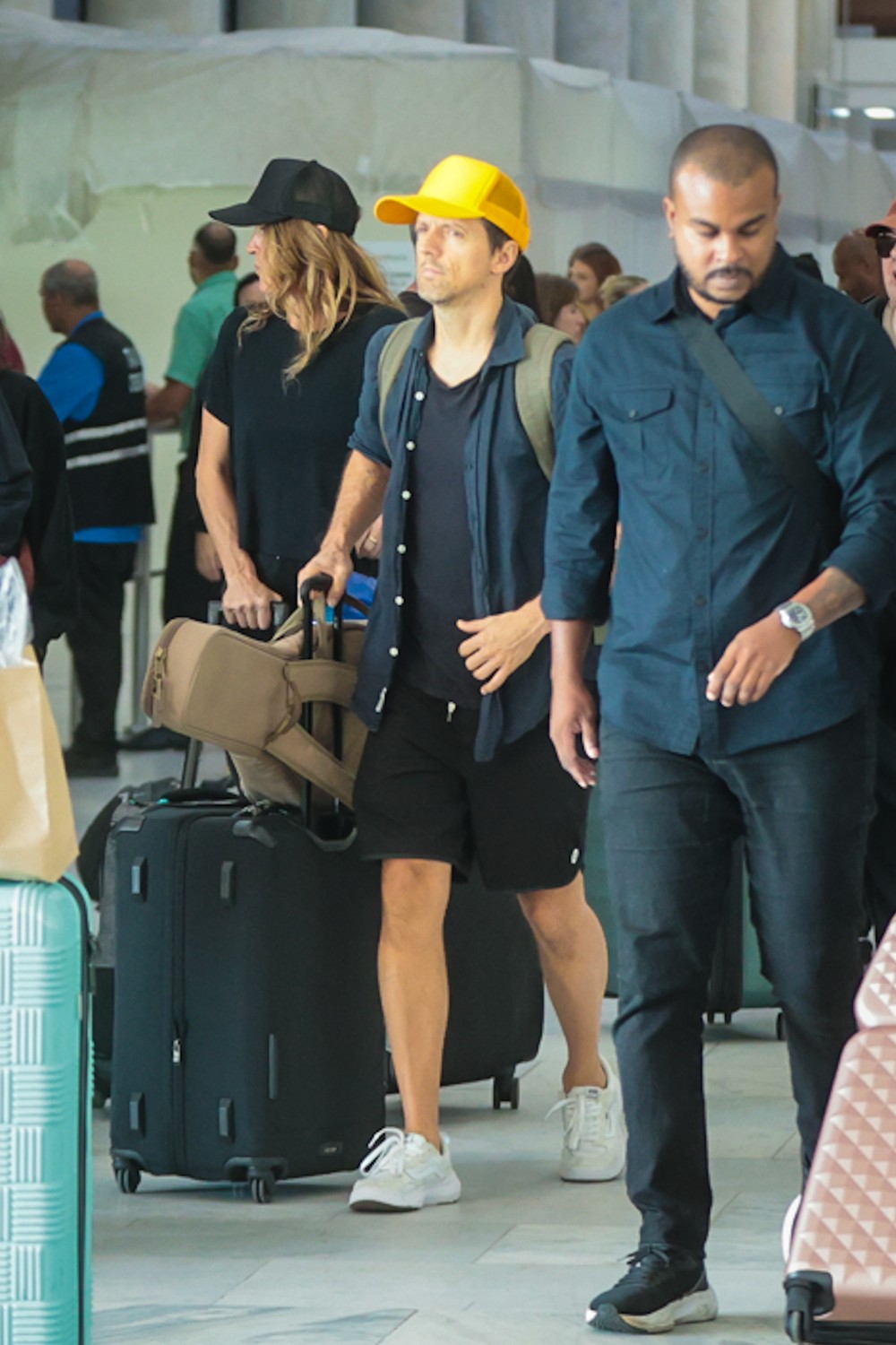 Jason Mraz 'repete' aerolook de São Paulo ao desembarcar no Rio