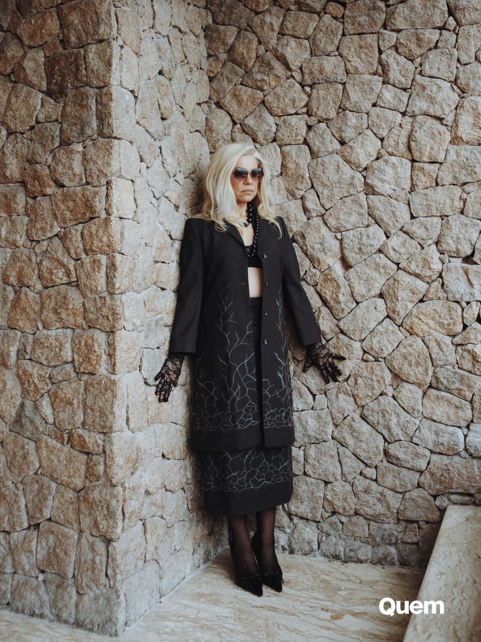 Isabel Teixeira usa casaco e saia Valentino no Txello Vintage, sapatos Maldito Paris e colares Atelier Chilaze — Foto: Lucas Nogueira