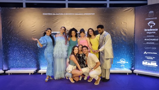 Larissa Manoela e André Luiz Frambach prestigiam musical da Disney, no Rio