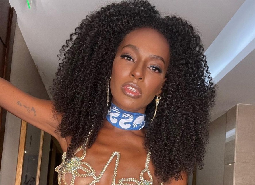 Pathy Dejesus usa adesivos nos seios e adereço de flor para Carnaval ...