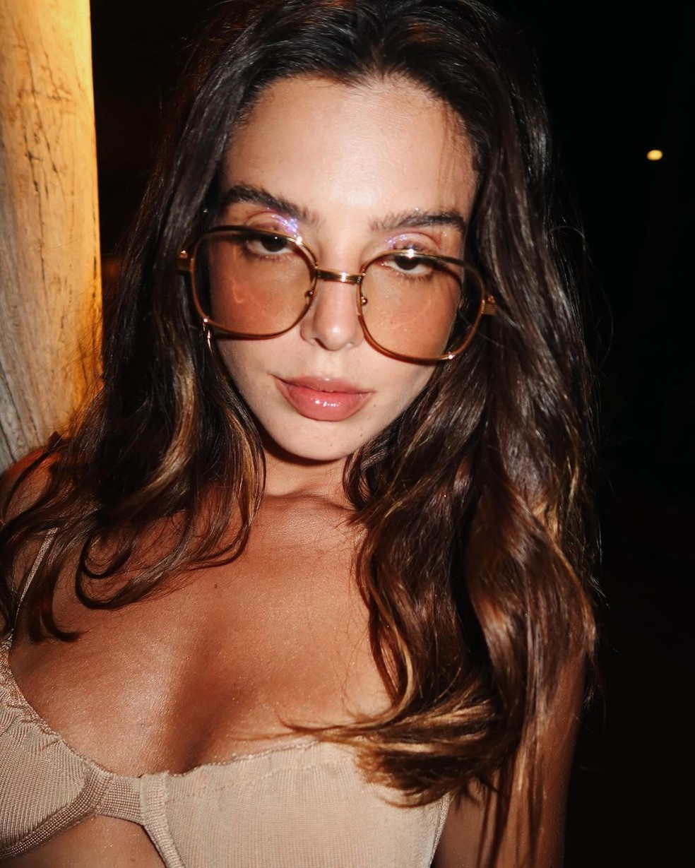 Giovanna Lancellotti ousa com lingerie nude e saia de crochê para curtir noite na Tailândia