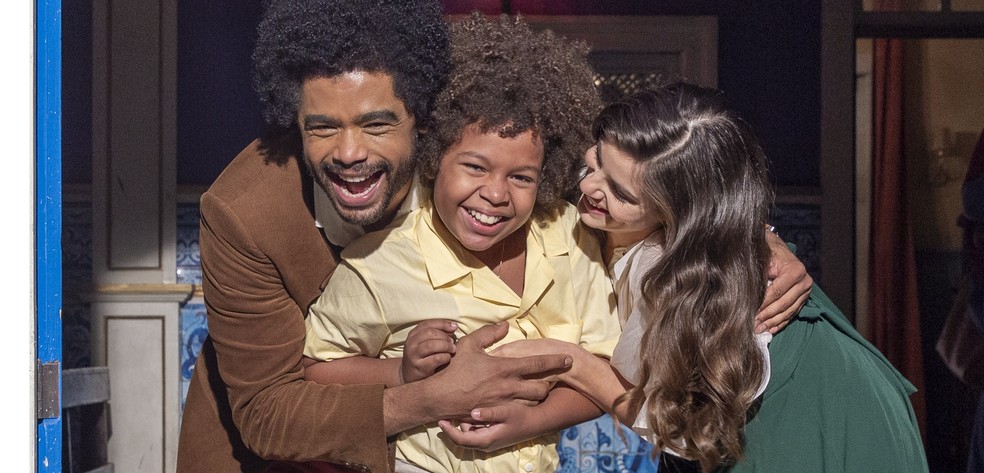 Orlando (Diogo Almeida), Marcelino (Levi Asaf) e Marê (Camila Queiroz) em cena de 'Amor Perfeito' — Foto: Leo Rosario/TV Globo