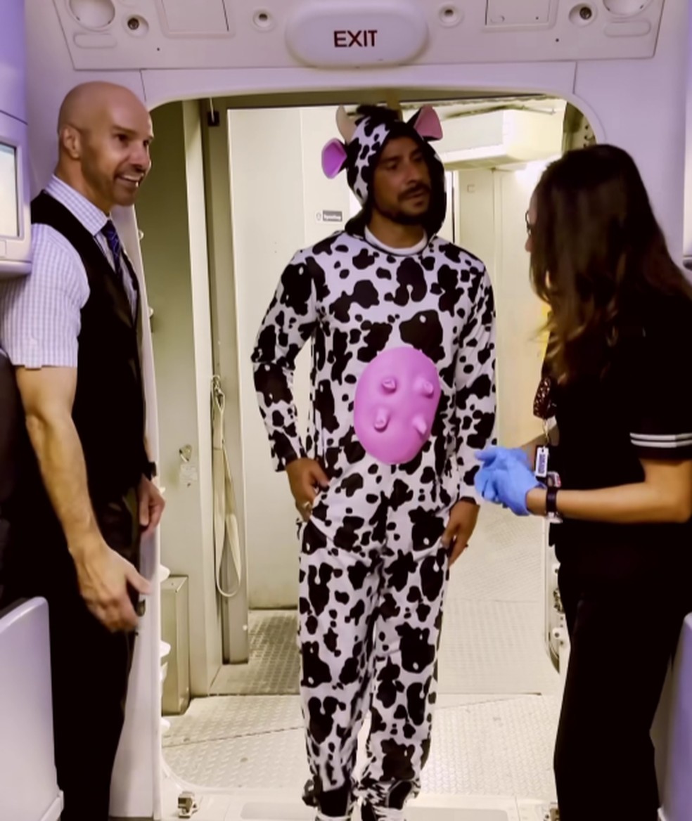 Julio Rocha viaja vestido de vaca — Foto: Reprodução/Instagram