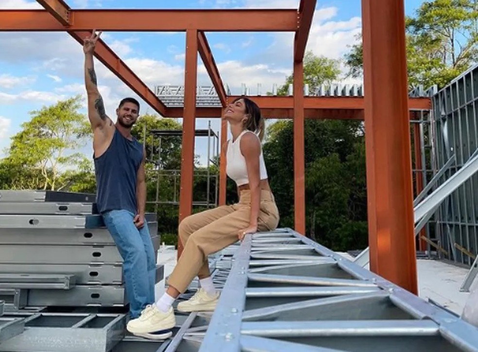 Mari Gonzalez e Jonas Sulzbach nas obras da casa &mdash; Foto: Reprodu&ccedil;&atilde;o/Instagram