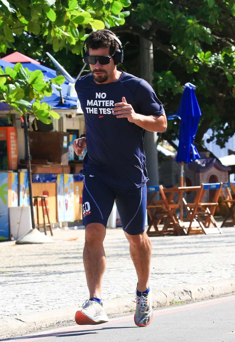 Thiago Martins correndo na orla da Barra da Tijuca &mdash; Foto: Fabr&iacute;cio Pioyani/ Agnews