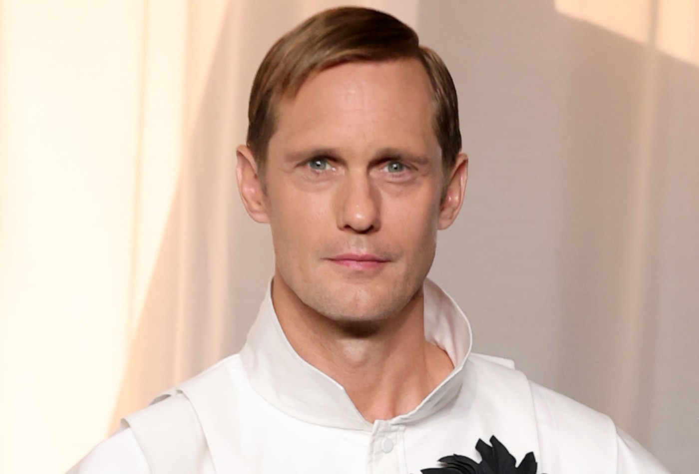 Alexander Skarsgård, de 'True Blood' e 'Tarzan', surpreende ao surgir de peruca prateada em evento nos EUA - Foto