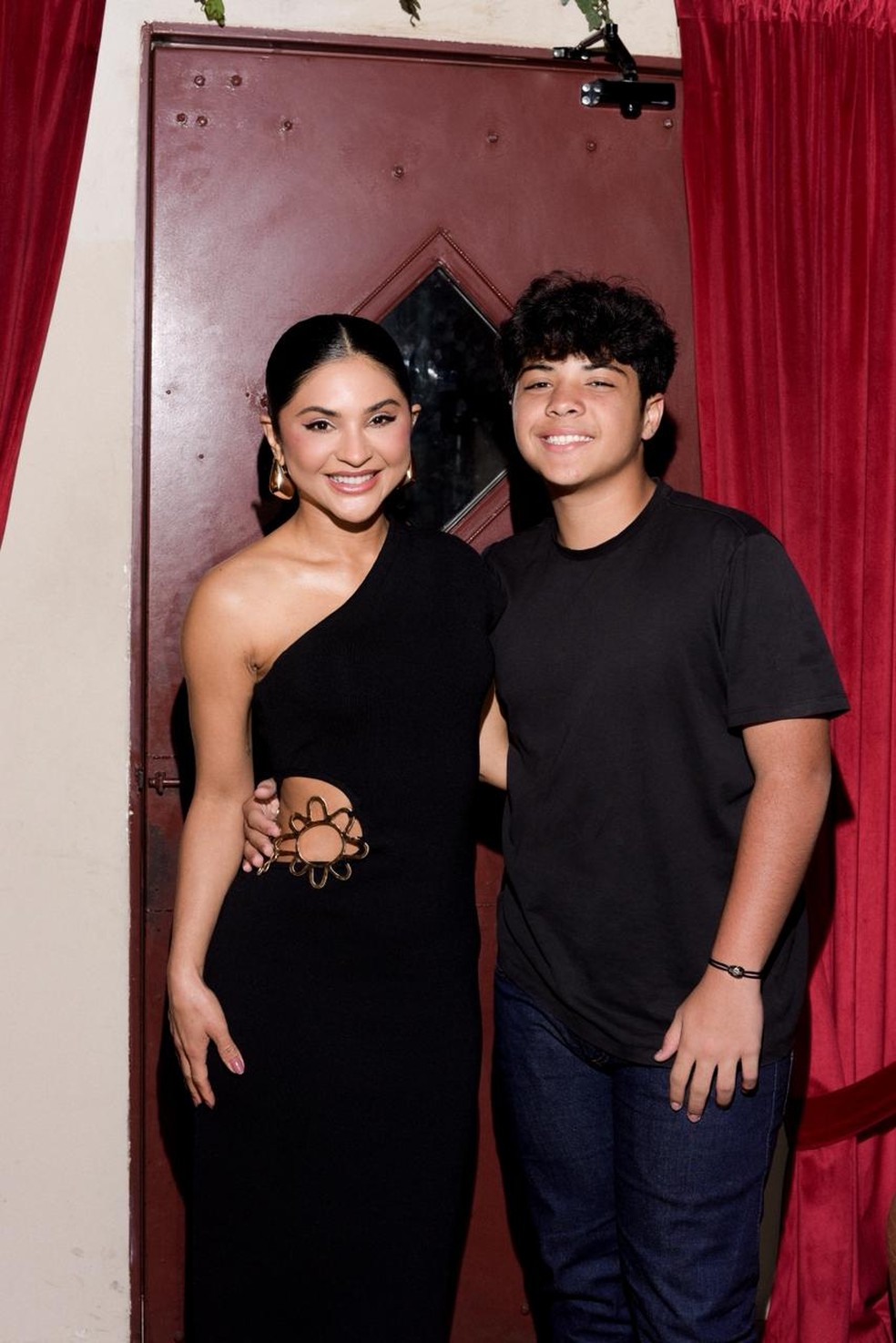 Yhudy comemora os 15 anos com a mãe, Mileide Mihaile — Foto: Kaco Castro