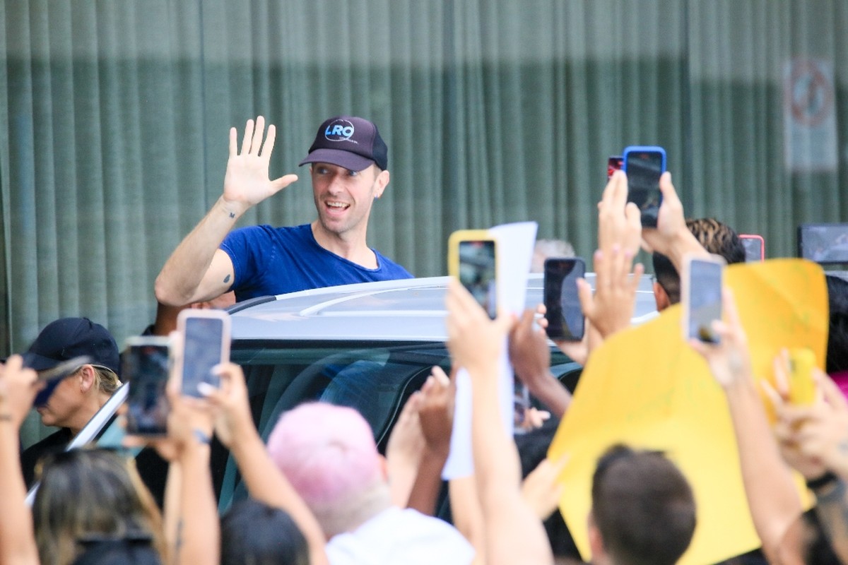 Chris Martin é cercado por fãs ao deixar hotel no Rio para último show ...