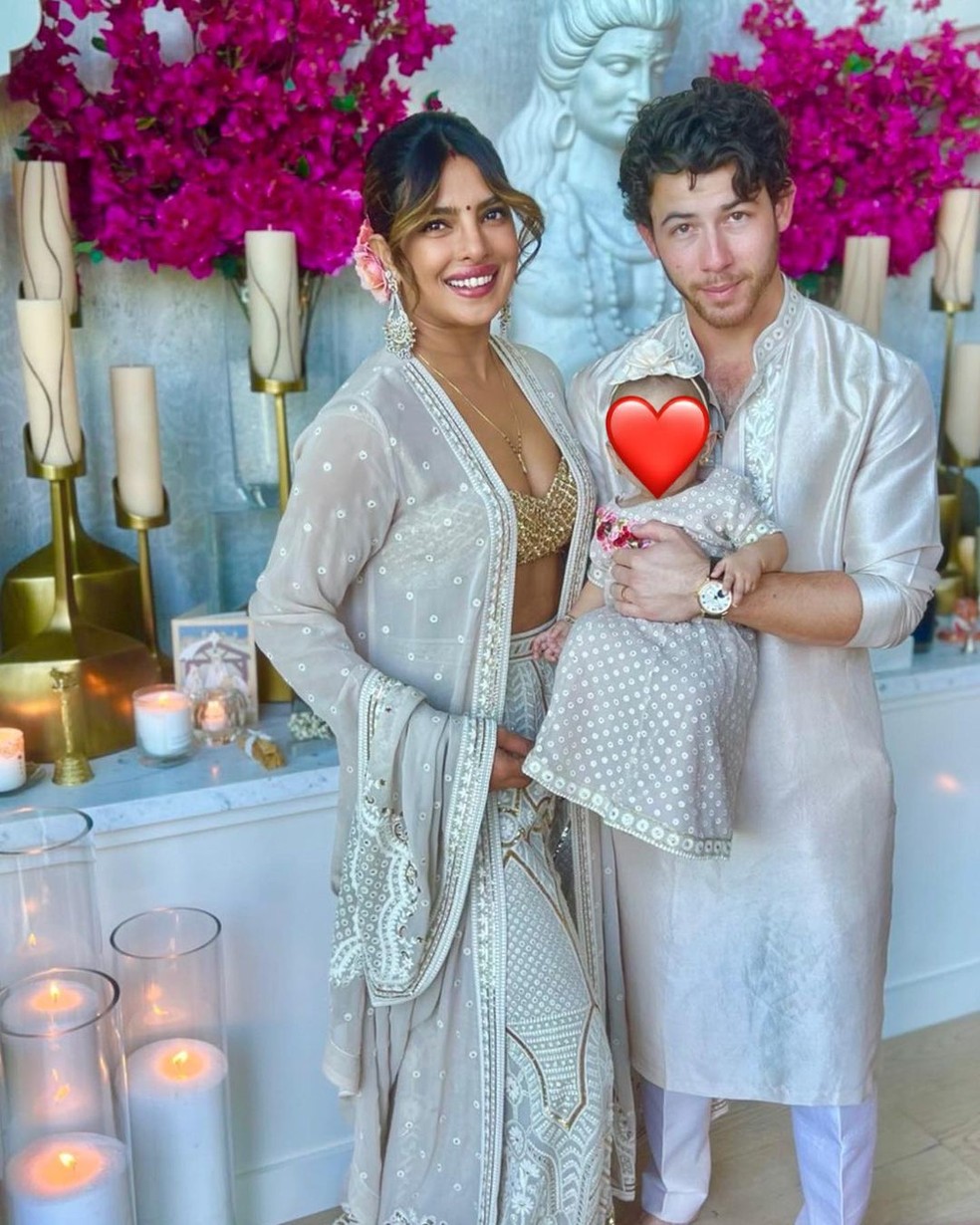Priyanka Chopra e Nick Jonas com filha — Foto: Reprodução do Instagram
