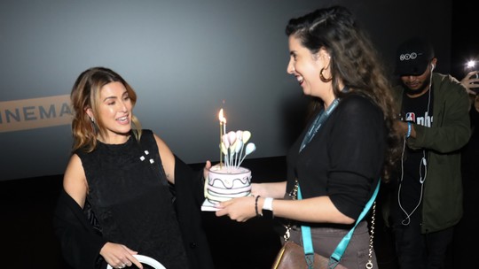 Fernanda Paes Leme ganha surpresa de aniversário em première de filme