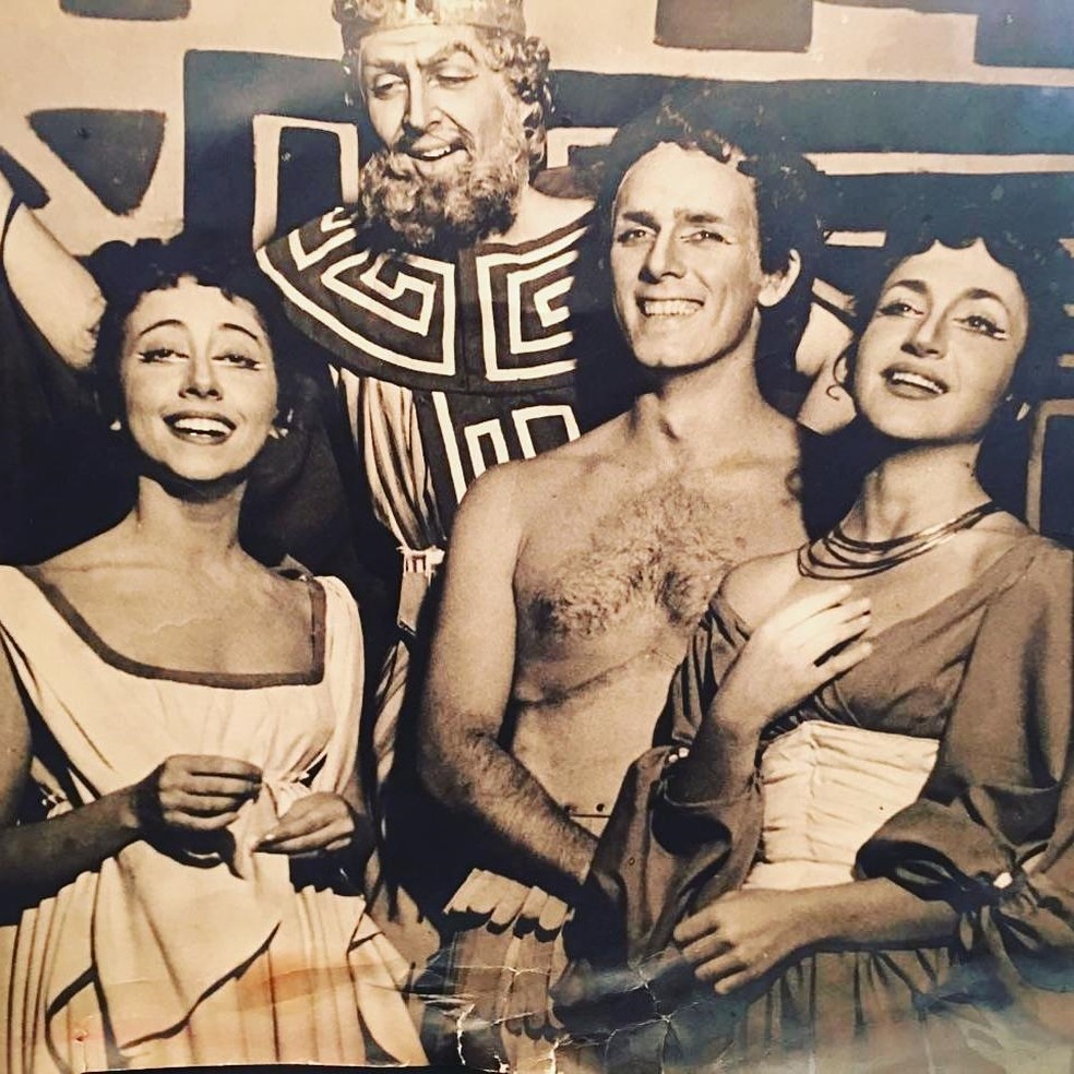 Francisco Cuoco (no centro) com Fernanda Montenegro, Nathalia Timberg e Sergio Brito na peça 'A Maratona de Éfeso', em 1957 — Foto: Reprodução/Instagram Francisco Cuoco
