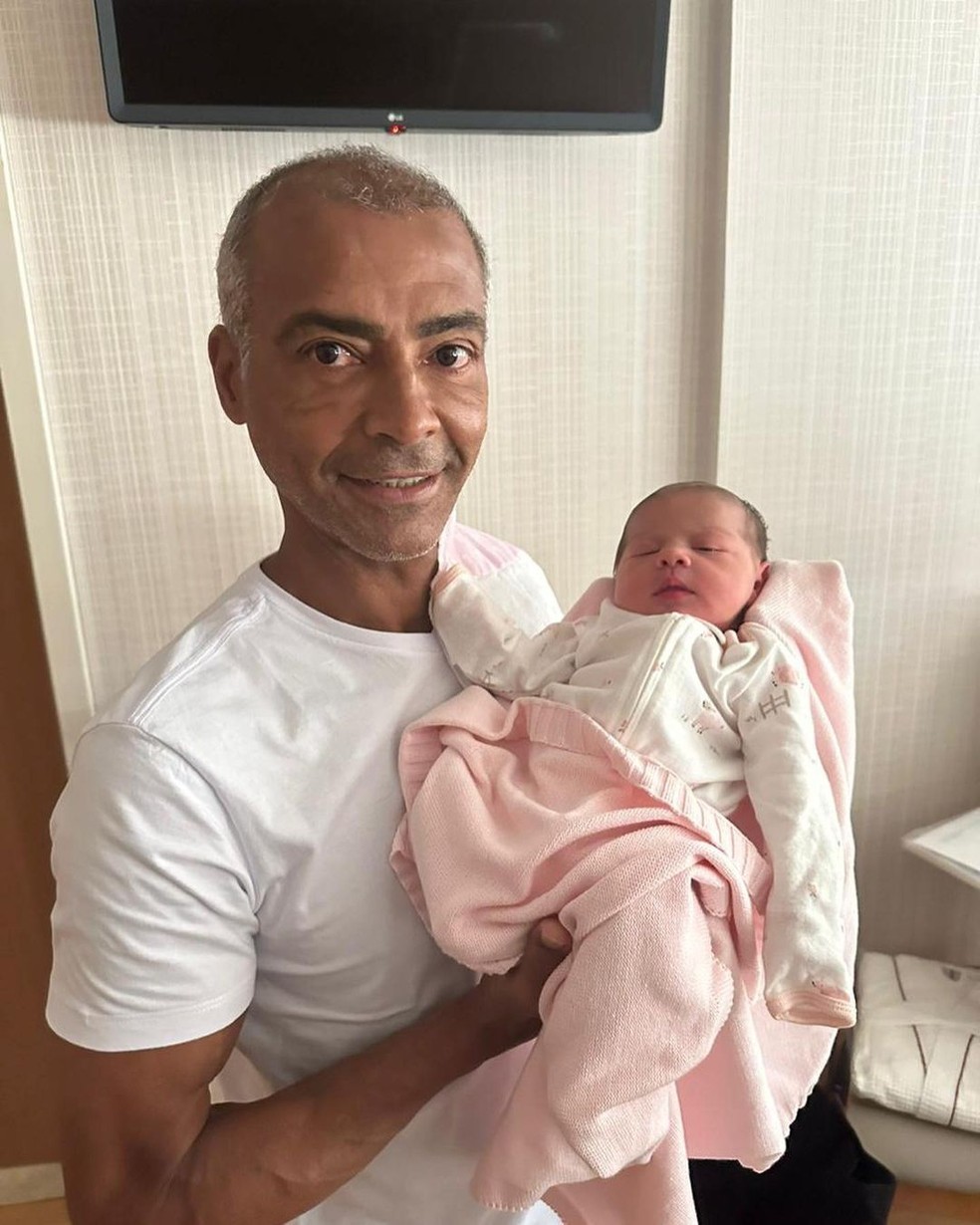 Romário posa com a neta, filha de Danielle Favatto e Fábio Henrique do Prado — Foto: Reprodução/Instagram