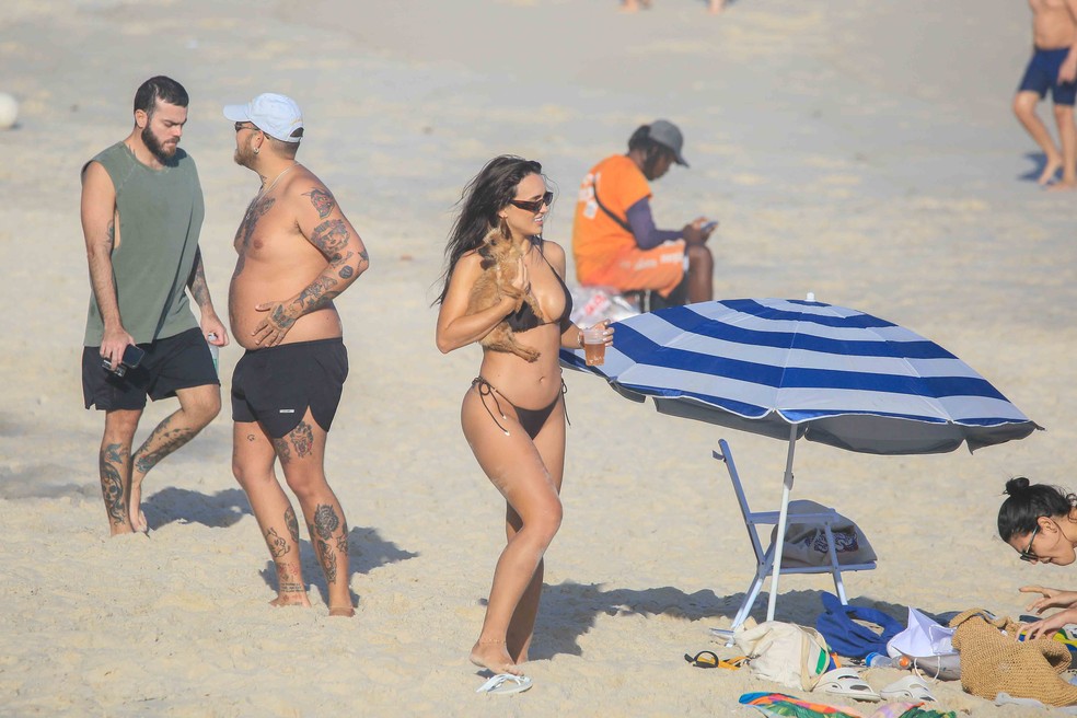 Rafa Kalimann curte dia de praia no Rio — Foto: AgNews