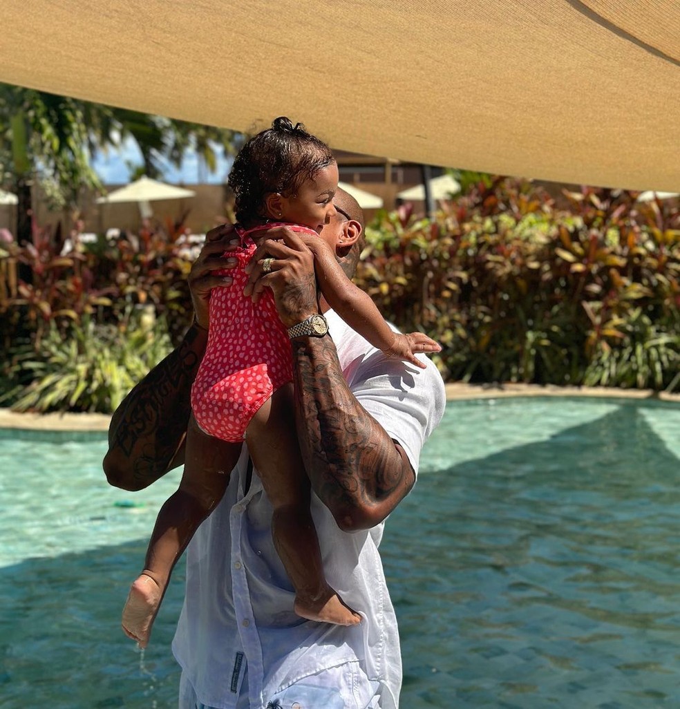 Léo Santana aproveita piscina com Lore Improta e Liz — Foto: Reprodução Instagram