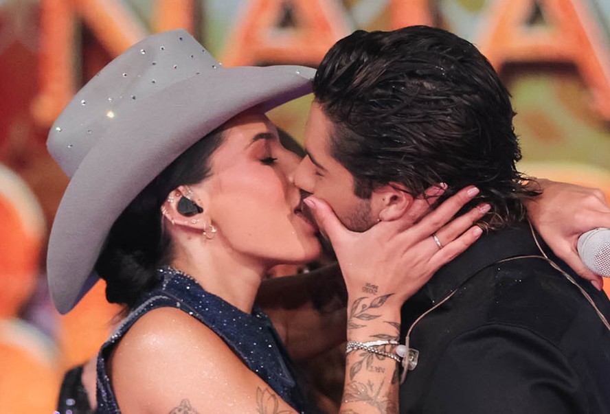 Zé Felipe e Ana Castela beijam muito em gravação; fotos