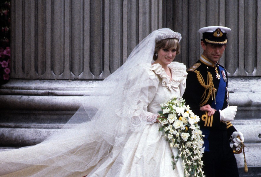 A princesa Diana e o então príncipe Charles, em seu casamento em 1981