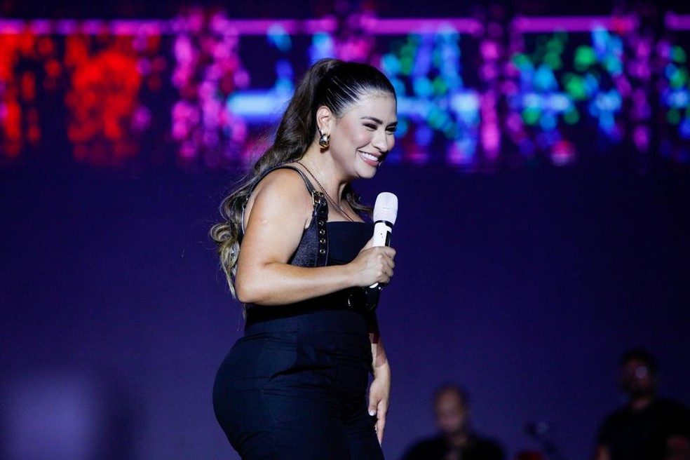 Simone Mendes emociona Salvador em show e pede: “Que a minha família ...