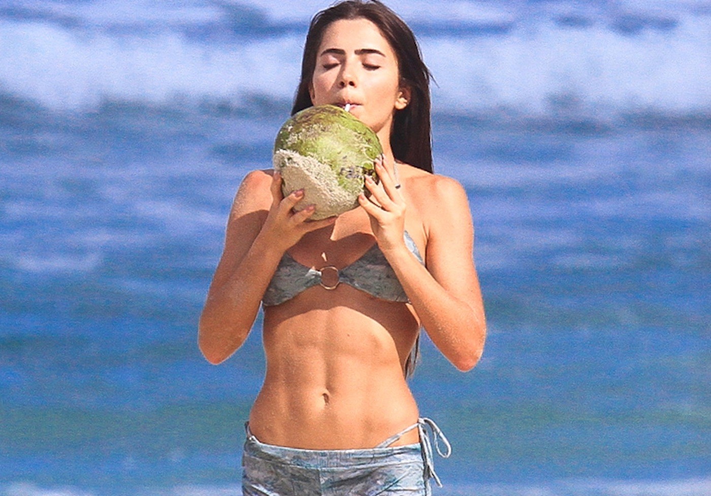 Jade Picon curte momento relax após  treino em praia carioca