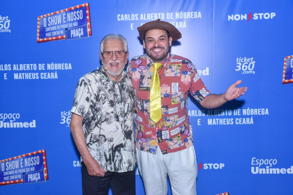 Matheus Ceará e Carlos Alberto de Nóbrega fazem show de humor em São Paulo — Foto: Leo Franco/AgNews