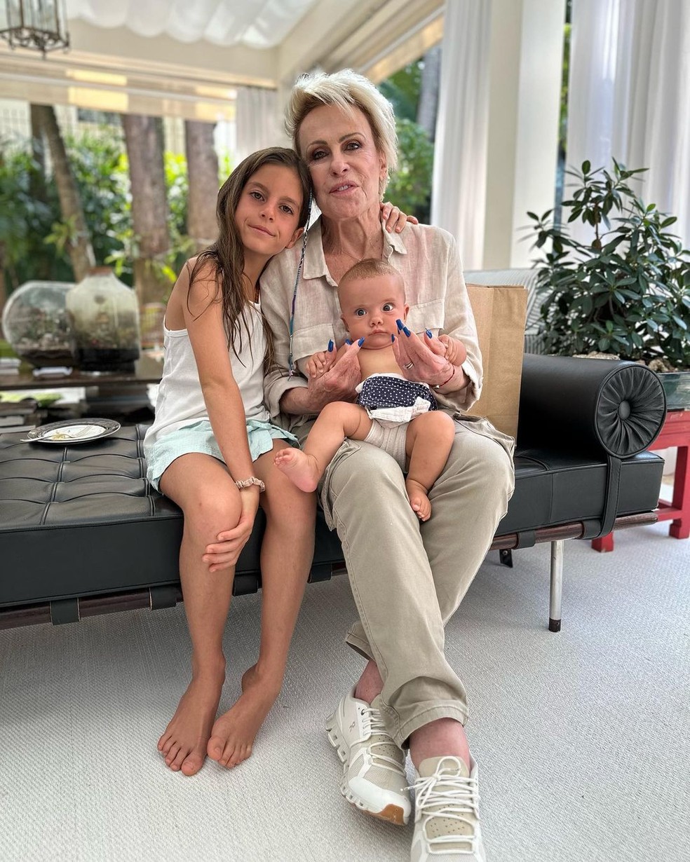 Mariana Maffeis, com as filhas Maria e Hima, e a mãe, Ana Maria Braga — Foto: Reprodução/Instagram