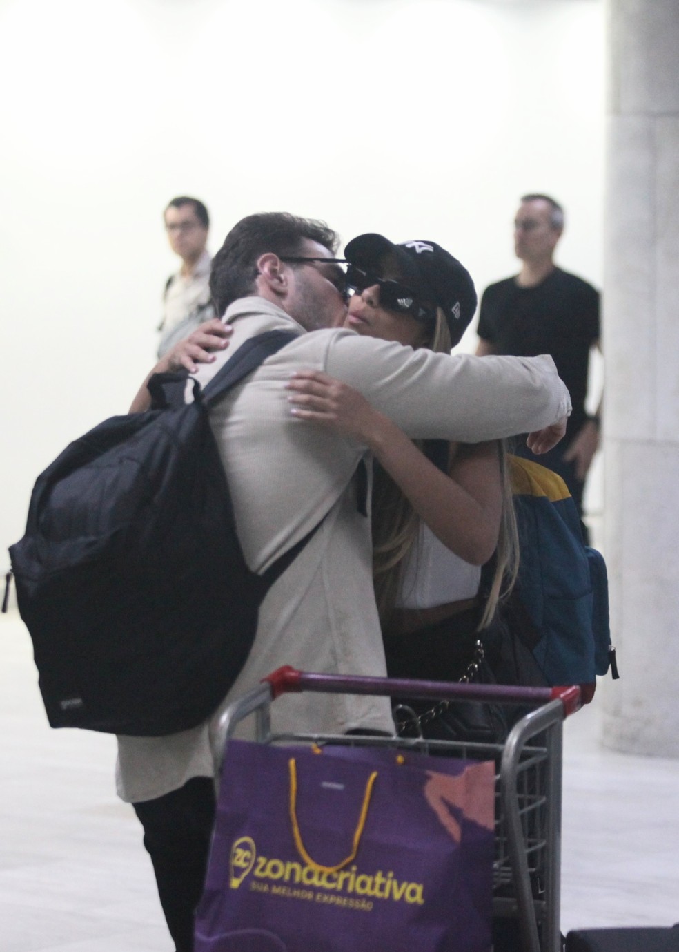 Gustavo Benedeti encontra Key Alves em aeroporto no Rio — Foto: Adão/AgNews