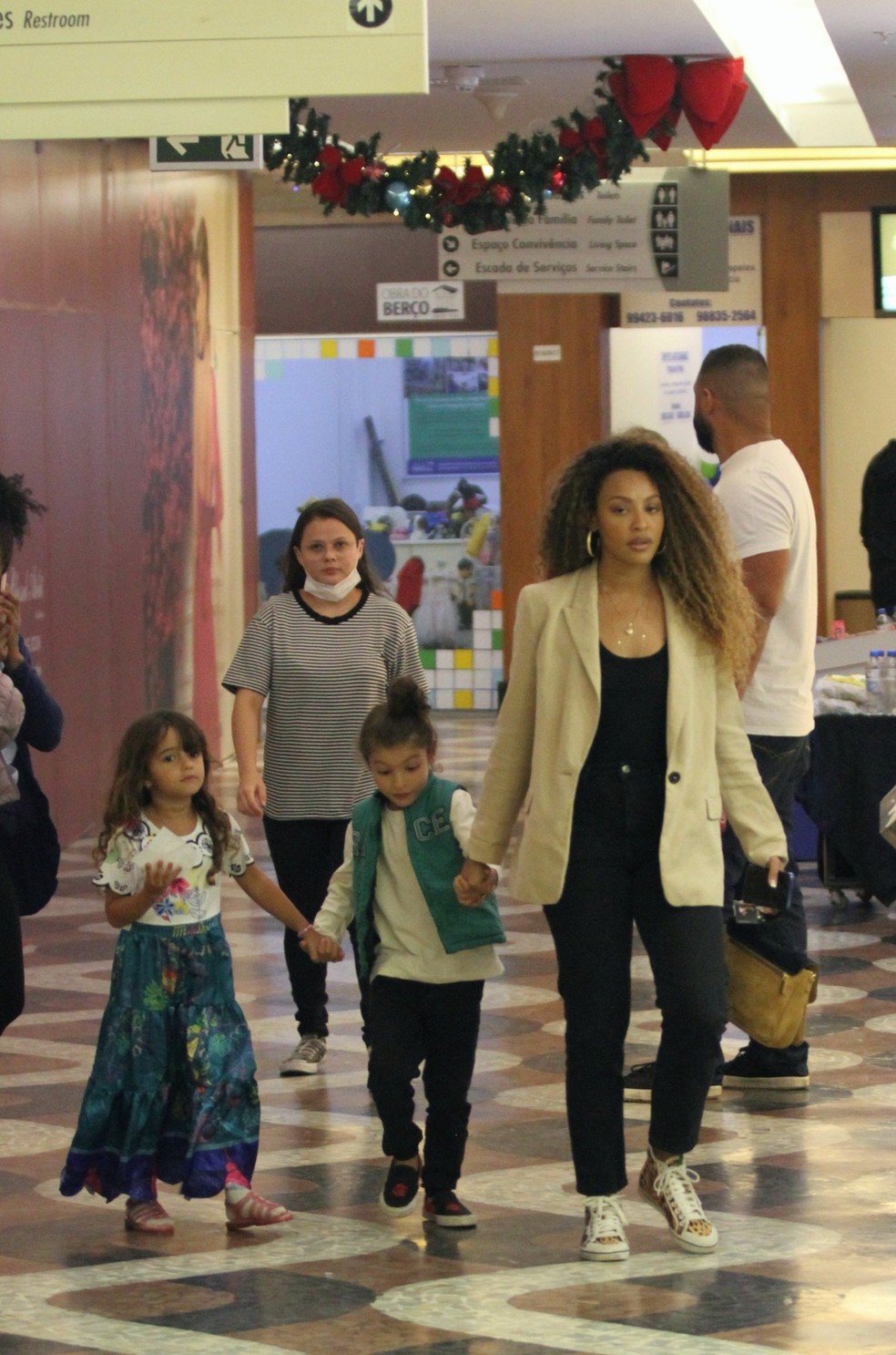 Sheron Menezzes passeia em shopping com filho — Foto: AgNews