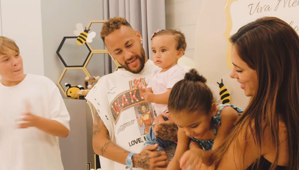 Bruna Biancardi mostra aniversário de Mel após eliminação do Brasil na Copa — Foto: Reprodução/YouTube
