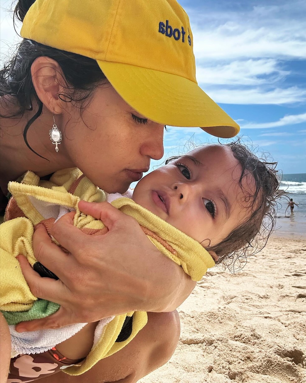 Nanda Costa com uma das filhas na praia — Foto: Reprodução/Instagram