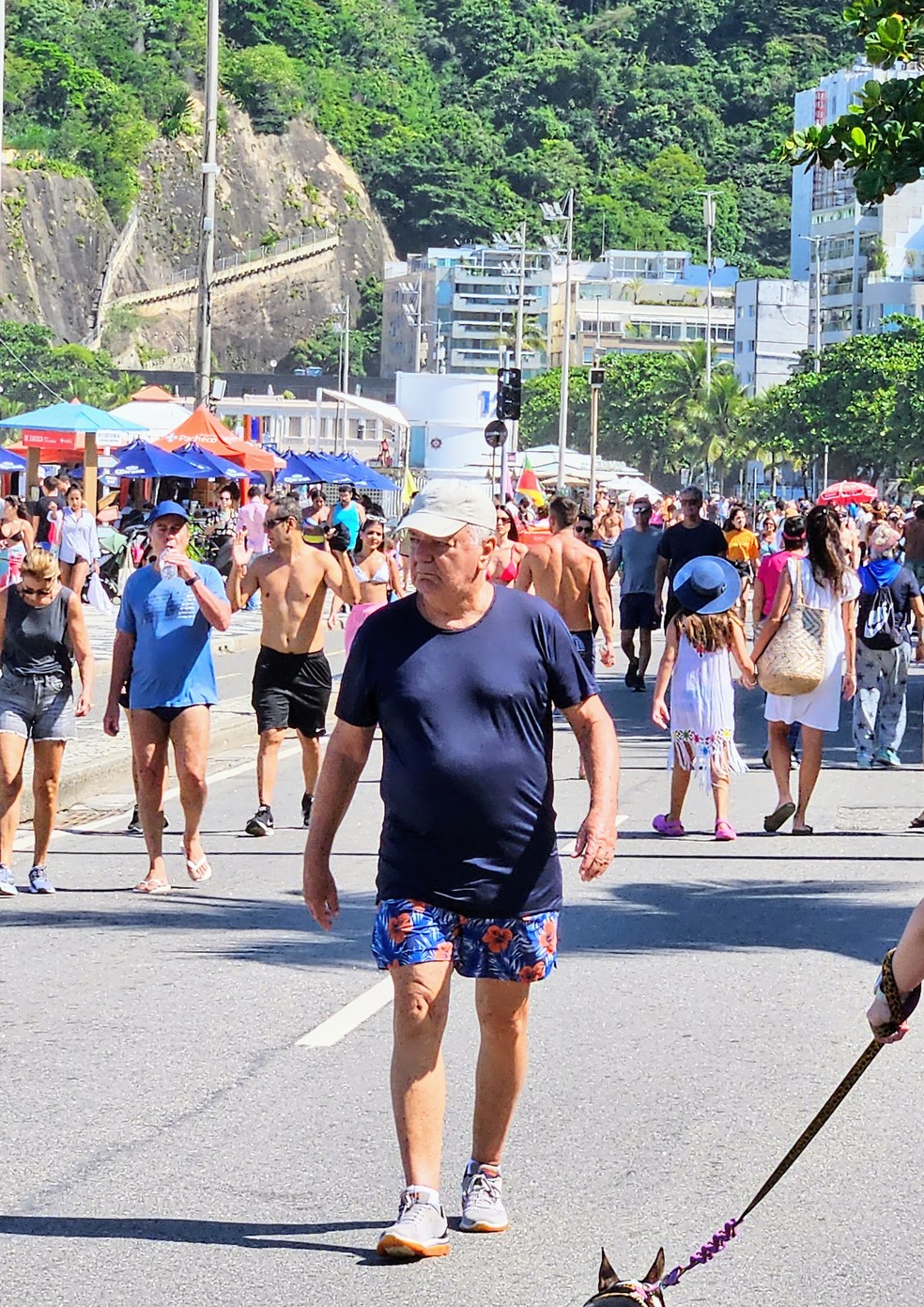 Arnaldo Cezar Coelho na orla da Zona Sul do Rio — Foto: AgNews